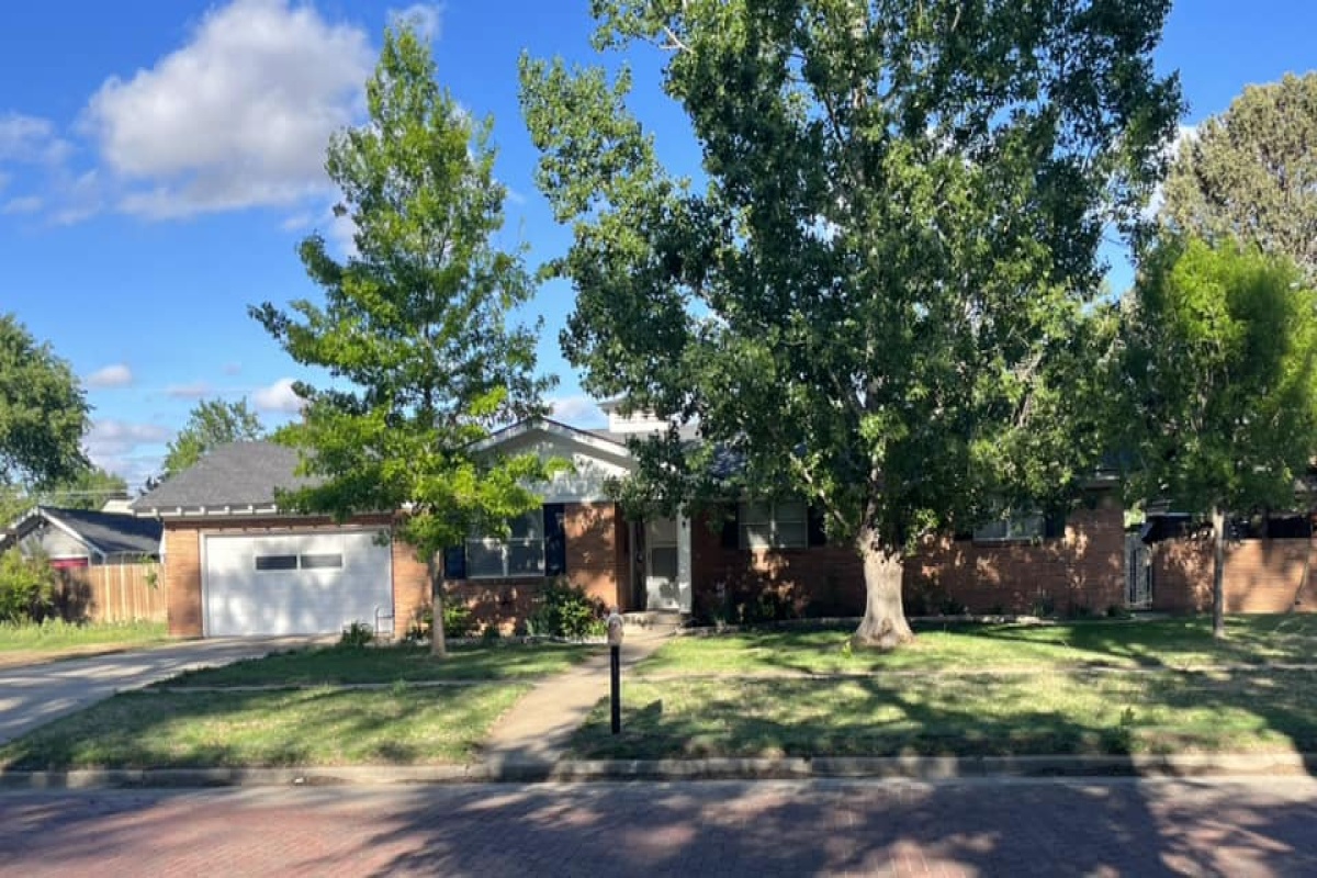 1015 Denver Ave, Dalhart, Texas 79022, 3 Bedrooms Bedrooms, ,1.75 BathroomsBathrooms,Single Family Home,Active Listings,Denver Ave,1096