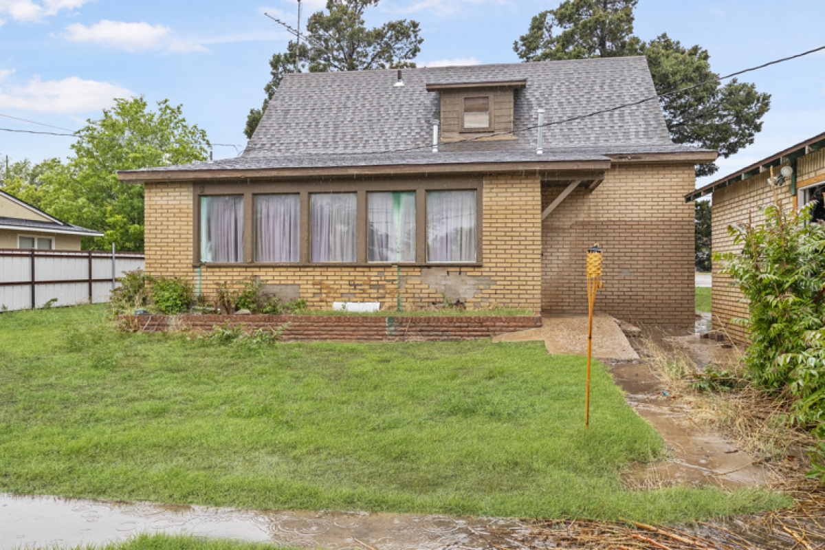901 Cherry Ave, Dalhart, Texas 79022, 3 Bedrooms Bedrooms, ,1.75 BathroomsBathrooms,Single Family Home,Active Listings,Cherry Ave,1156
