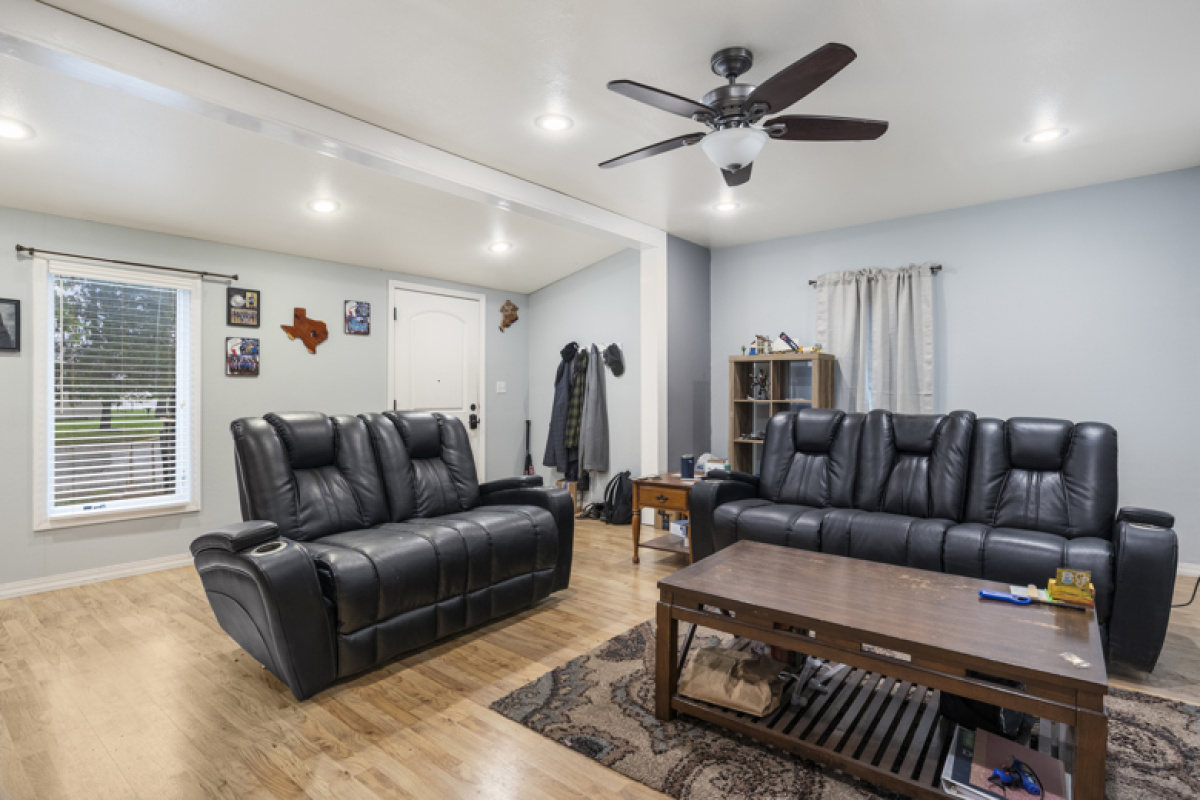901 Cherry Ave, Dalhart, Texas 79022, 3 Bedrooms Bedrooms, ,1.75 BathroomsBathrooms,Single Family Home,Active Listings,Cherry Ave,1156