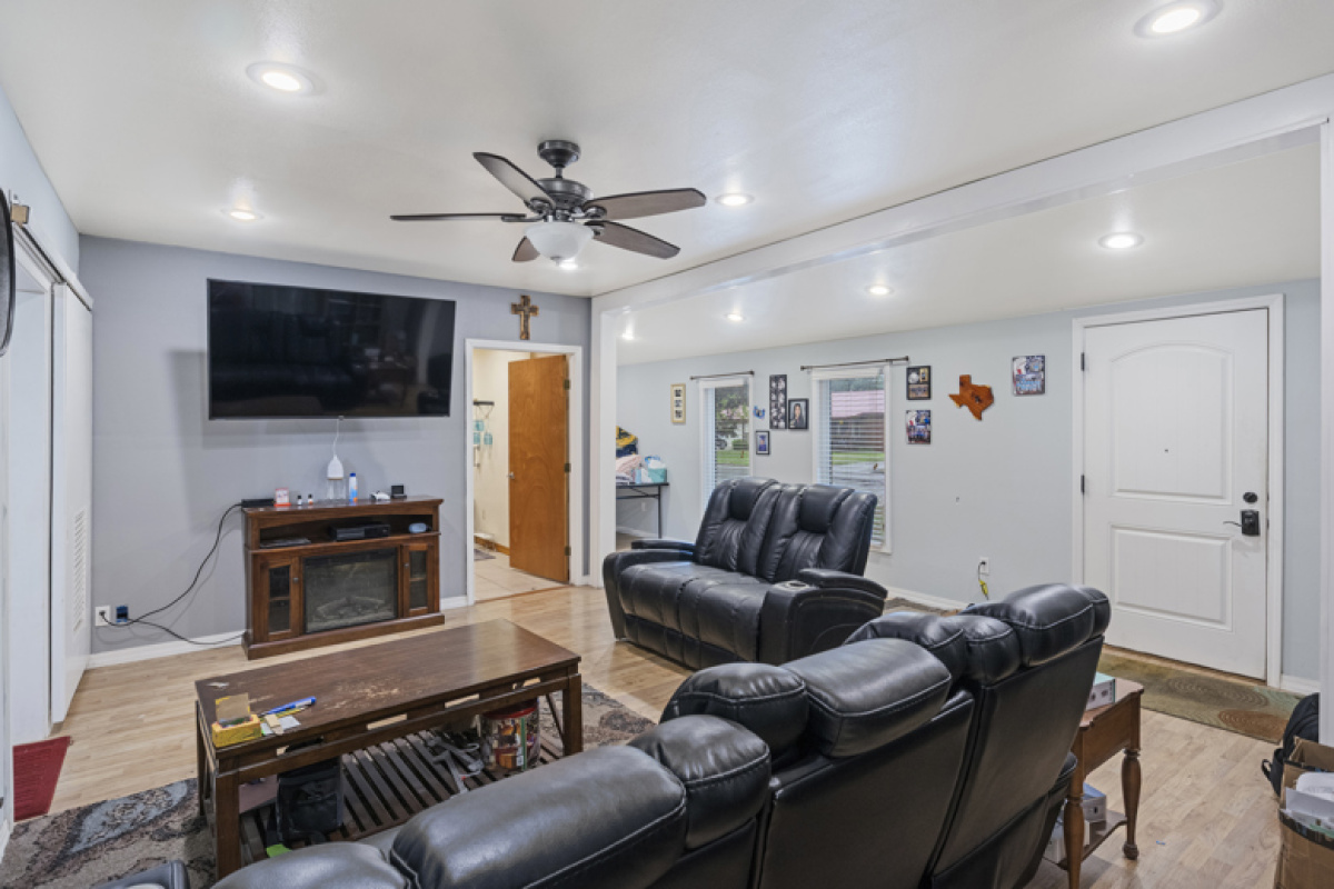 901 Cherry Ave, Dalhart, Texas 79022, 3 Bedrooms Bedrooms, ,1.75 BathroomsBathrooms,Single Family Home,Active Listings,Cherry Ave,1156