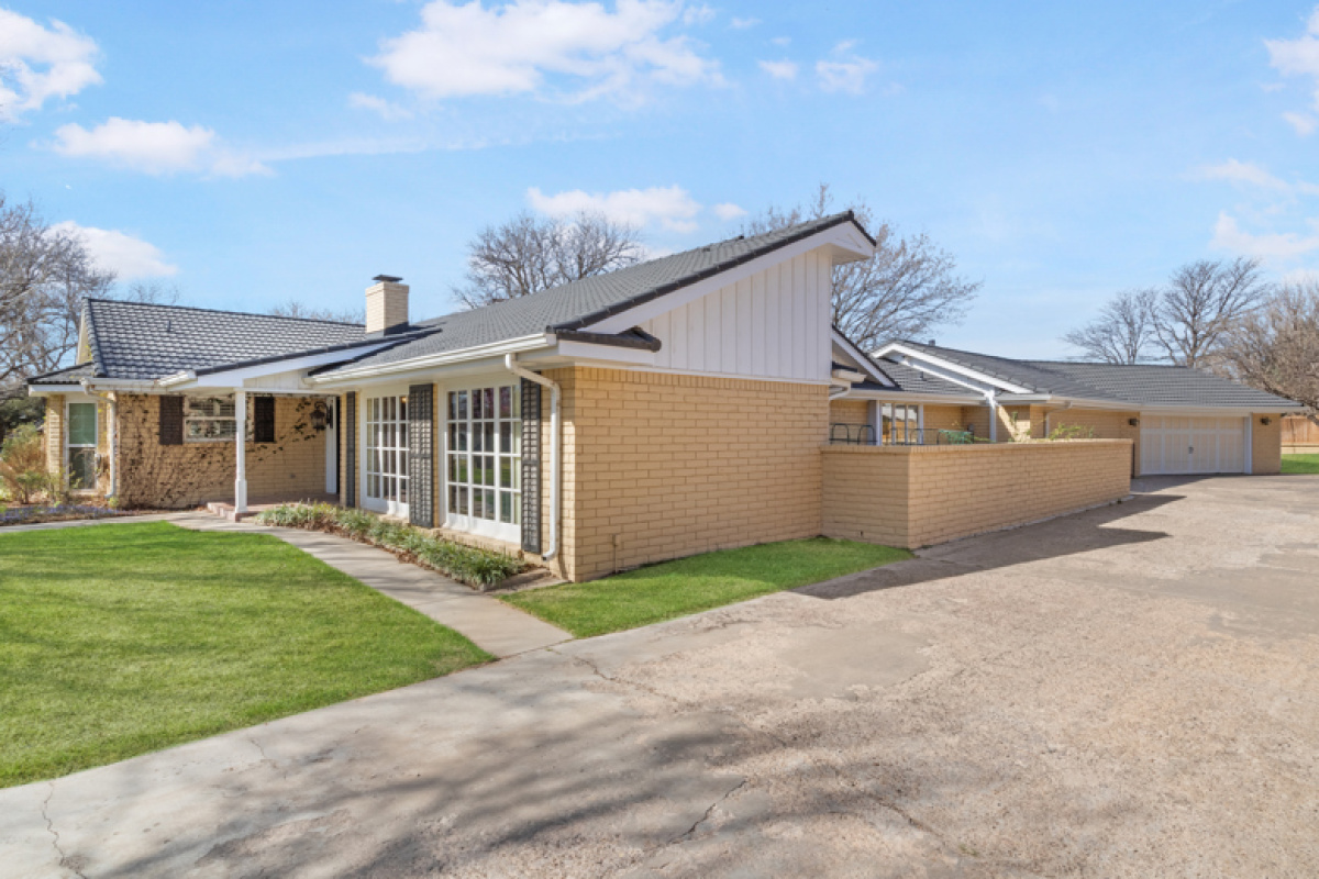 12 Southpark Dr, Dalhart, Texas 79022, 4 Bedrooms Bedrooms, ,4 BathroomsBathrooms,Single Family Home,Active Listings,Southpark Dr,1187