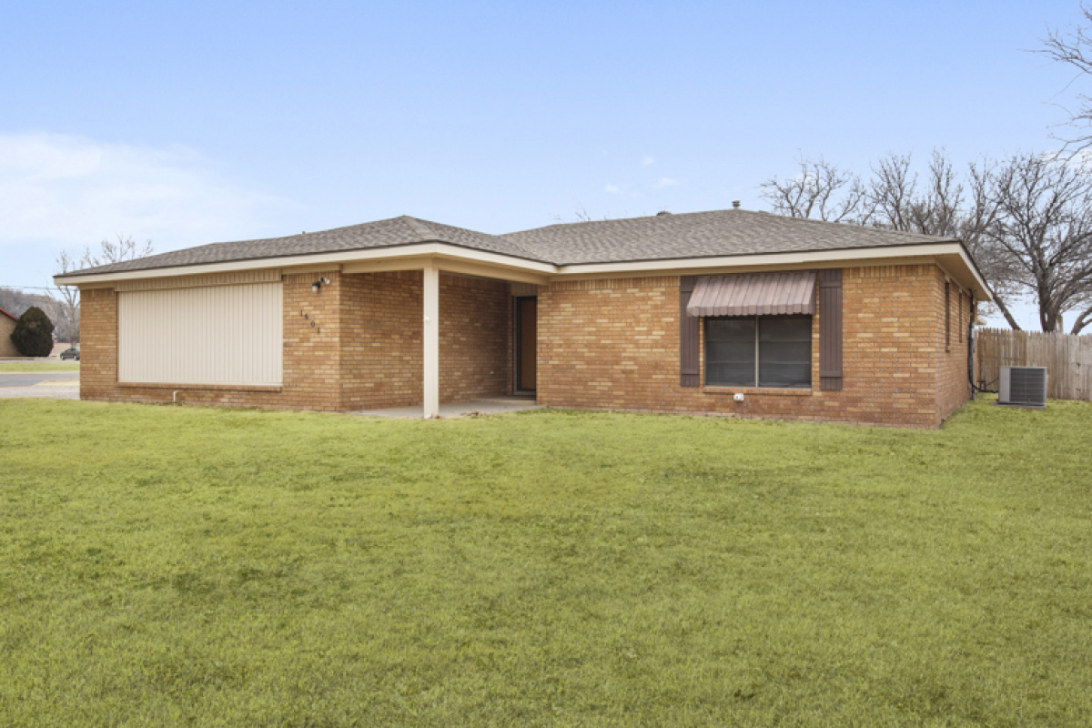Apache Dr 1601, Dalhart, Texas 79022, 3 Bedrooms Bedrooms, ,1 BathroomBathrooms,Single Family Home,Active Listings,1601,1207